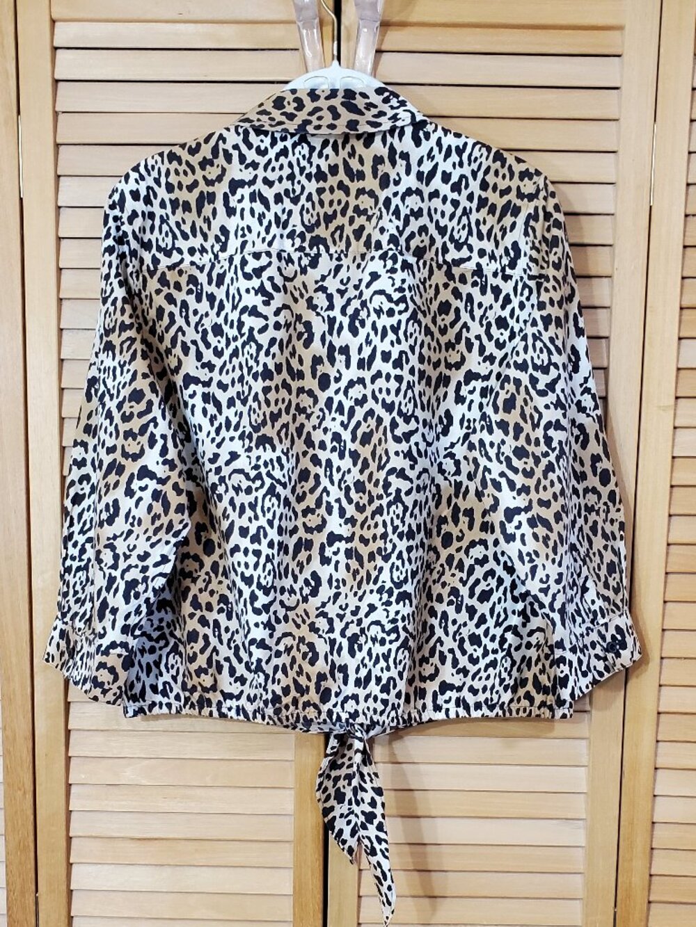 Chico's No-Iron Leopard Print Tie Front Blouse Size 1 (8) - Picture 6 of 8